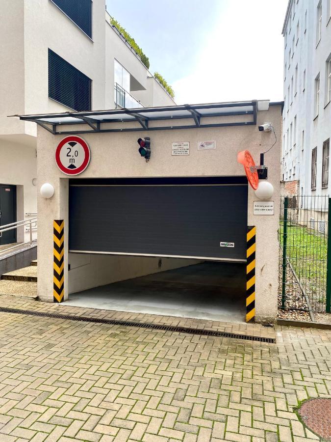 The Elite Suite Downtown A/C & Garage Parking Bratysława Zewnętrze zdjęcie